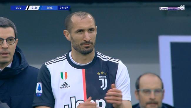 لحظة نزول كيليني في مباراة يوفنتوس وبريشيا