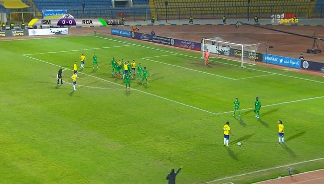 لقطة طريفة بين همام طارق واسامه ابراهيم في مباراة الاسماعيلي والرجاء بالبطولة العربية