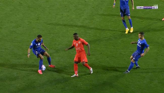 كوبري رائع من لاعب شباب الاهلي لـ محمد البريك