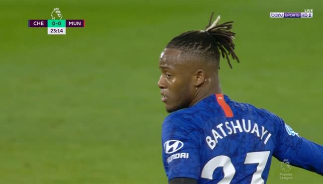 باتشواي يهدر فرصة هدف محقق بطريقة كوميدية امام مانشستر يونايتد