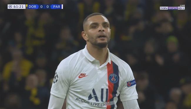 كورزوا يتلاعب بلاعبي دورتموند ويمرر لشبح بطريقة كوميدية