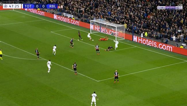 تصدي حارس لايبزج الرائع يحرم لوكاس مورا من تسجيل هدف توتنهام الاول