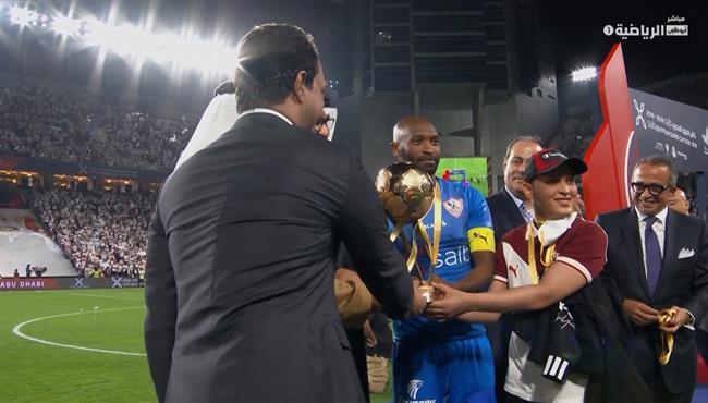 شيكابلا يصطحب سعد محمد في مراسم تتويج الزمالك بكاس السوبر المصري