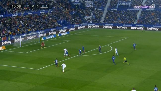 بنزيما يهدر فرصة هدف محقق لـ ريال مدريد امام ليفانتي