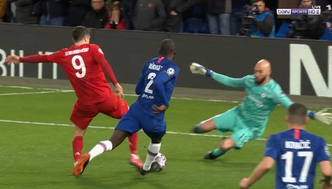 كاباييرو يحرم ليفاندوفسكي من تسجيل هدف محقق في مباراة بايرن ميونخ وتشيلسي