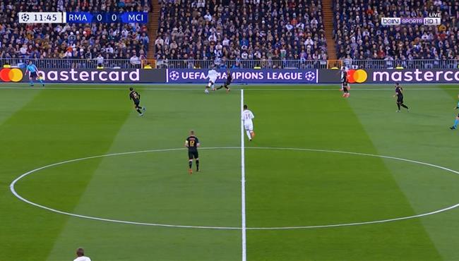 سقوط برناردو سيلفا الكوميدي في مباراة ريال مدريد ومانشستر سيتي