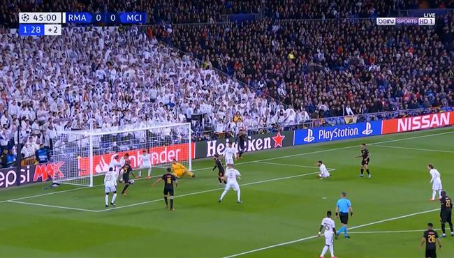 كاسيميرو ينقذ ريال مدريد من علي خط المرمي بعد خطأ من راموس كاد ان يتسبب في هدف اول لمانشستر سيتي