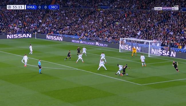 تصدي رائع من كورتوا امام رياض محرز بعد مراوغه لمدافعي ريال مدريد