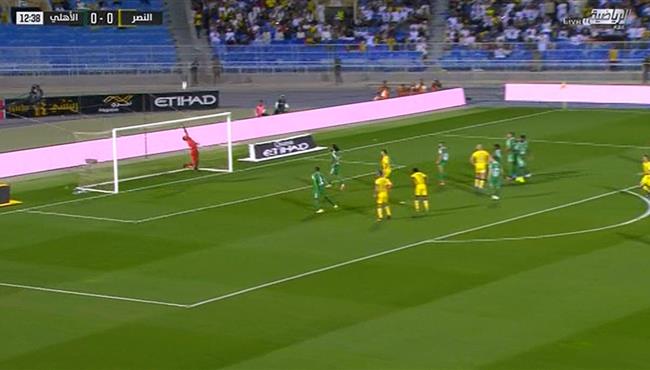 تصدي رائع من ياسر المسيليم امام نور الدين امرابط فى مباراة الاهلي والنصر