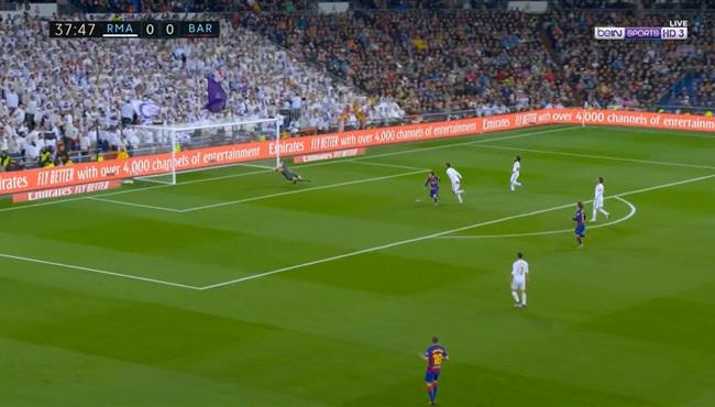 تصدي كورتوا الرائع يحرم ميسي من تسجيل هدف اول لـ برشلونة امام ريال مدريد