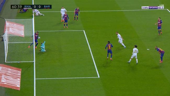 تير شتيجن وبيكيه ينقذان مرمي برشلونة من هدف محقق لريال مدريد من علي خط المرمي