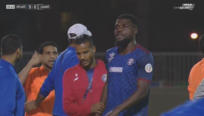 طرد جون أوغو في مباراة الشباب والعدالة في الدوري السعودي