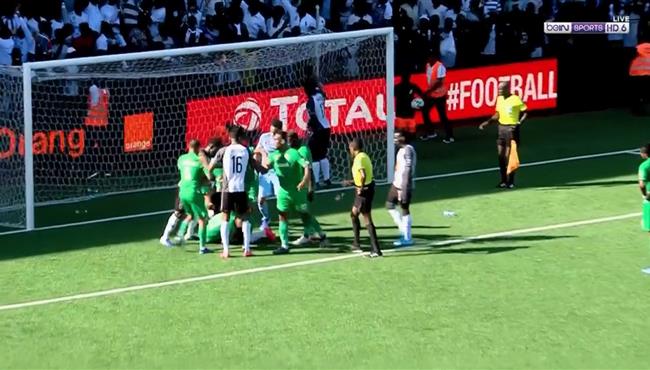 اشتباك بالايدي بين لاعبي الرجاء ومازيمبي في دوري ابطال افريقيا