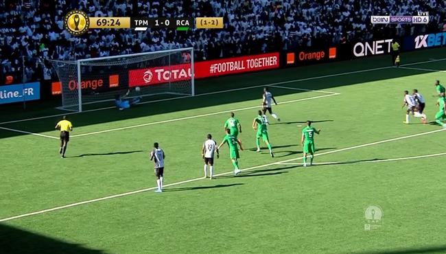 حارس الرجاء يتصدي لركلة جزاء امام مازيمبي في دوري ابطال افريقيا