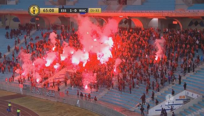 الحكم يوقف مباراة النجم الساحلي والوداد بسبب القاء الجماهير شماريخ في الملعب