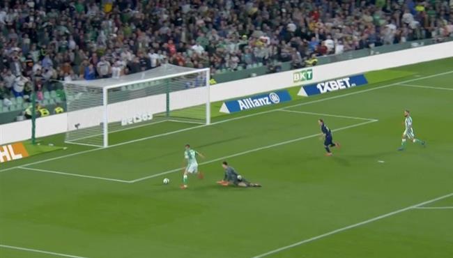 خواكين يراوغ كورتوا ويهدر هدف والمرمي خالي امام ريال مدريد