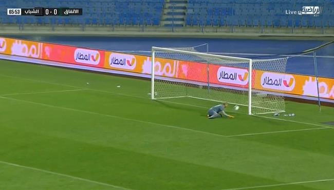 وليد ازارو يتسبب في ركلة جزاء لـ الاتفاق امام الشباب يسجلها فيليب كيس