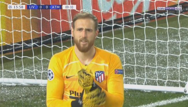 اوبلاك يتصدي لفرصه تشامبرلين الخطيرة في مباراة ليفربول واتلتيكو مدريد
