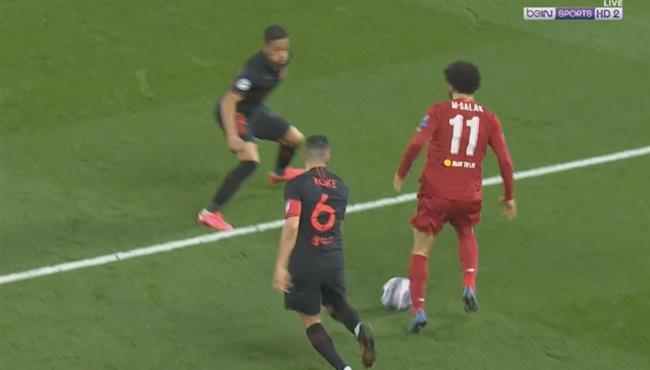 محمد صلاح يتلاعب بمدافعي اتلتيكو مدريد ويهدر هدف محقق في الوقت القاتل