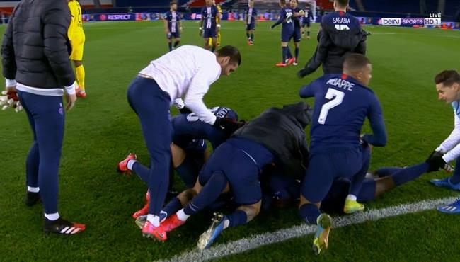 فرحة لاعبي باريس سان جيرمان بعد الفوز علي دورتموند في دوري ابطال اوروبا