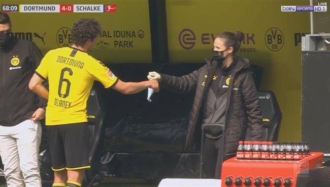 لاعب بوروسيا دورتموند يستلم كمامه بعد خروجه فى مباراة شالكه بالدوري الالماني