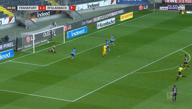 انقاذ خرافي من لاعب فرانكفورت امام مونشنجلادباخ والمرمي خالي