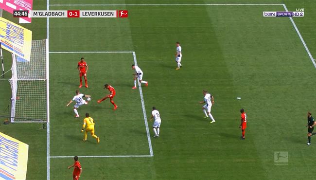 مدافع بوروسيا مونشنجلادباخ ينقذ مرماه من هدف محقق امام ليفركوزن