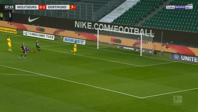 العارضة تحرم لاعب فولفسبورج من تسجيل هدف التعادل مع بوروسيا دورتموند