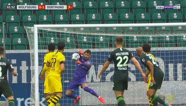 تصدي بوركي الرائع في مباراة بوروسيا دورتموند وفولفسبورج