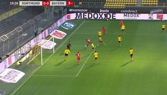 انقاذ رائع من مدافع دورتموند لهدف محقق لـ بايرن ميونخ