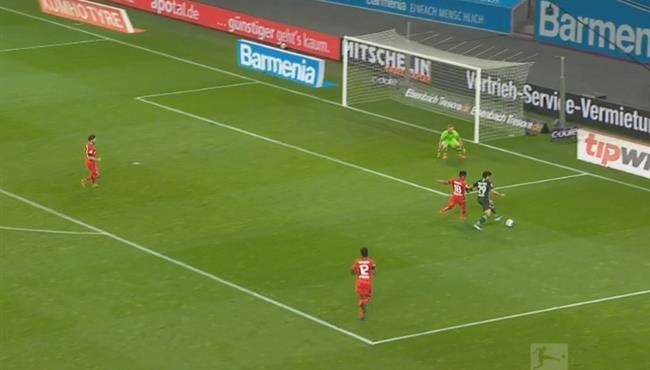 حارس باير ليفركوزن يحرم عمر مرموش من تسجيل اول اهدافه في الدوري الالماني