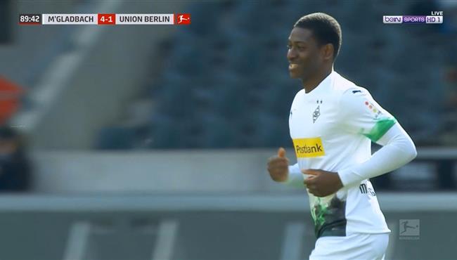 تصفيق لاعبي مونشنجلادباخ لحظة نزول مامادو دوكوري امام يونيون برلين