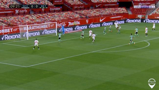 العارضة تحرم اشبيلية من تسجبل هدف صاروخي في مرمي ريال بيتيس تعليق رؤوف خليف