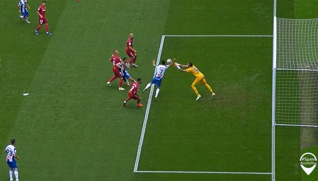 علي طريقة مارادونا لاعب اسبانيول يحاول تسجيل هدف امام ديبورتيفو الافيس