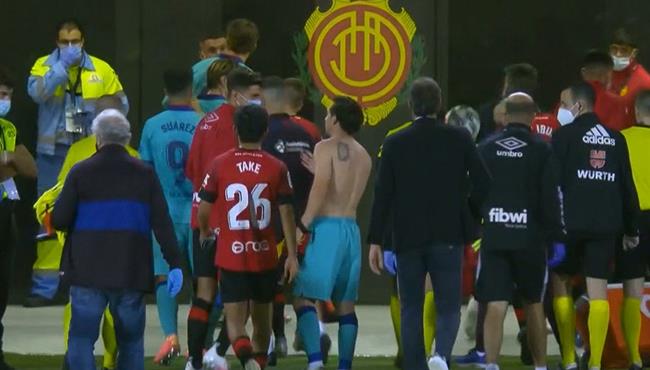 ميسي يعطي قميصه للاعب ريال مايوركا في الدوري الاسباني