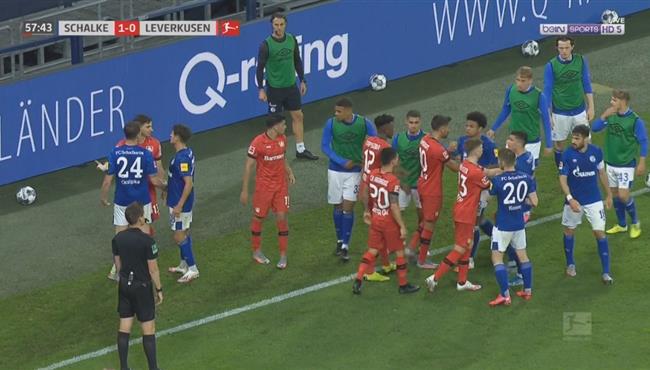 مشادة بين لاعبي شالكه وباير ليفركوزن بسبب لقطة غابت عنها الروح الرياضية