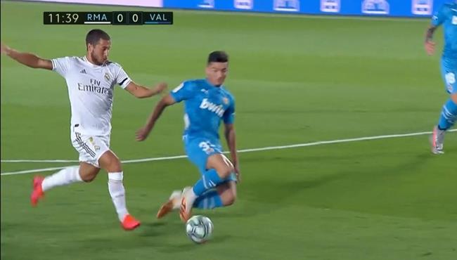 سيلسين يتصدي لهدف محقق من هازارد في مباراة ريال مدريد وفالنسيا