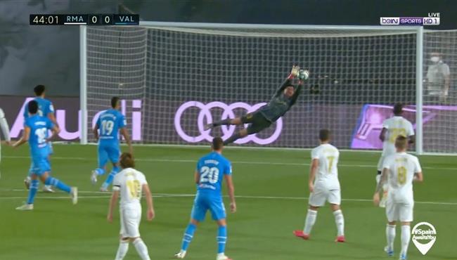تصدي كورتوا الرائع لصاروخيه كوندوبيا في مباراة ريال مدريد وفالنسيا