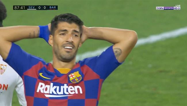 سواريز يهدر فرصة هدف محقق لبرشلونة امام اشبيلية بالدوري الاسباني