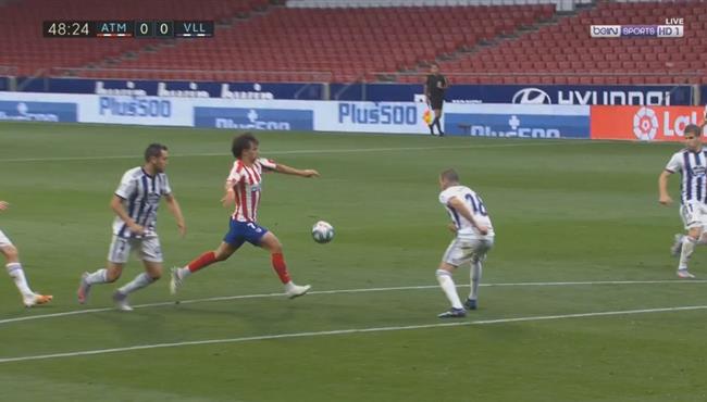 بعد مرواغة رائعة للاعب بلد الوليد جواو فيليكس كاد ان يسجل هدف اول لاتلتيكو مدريد