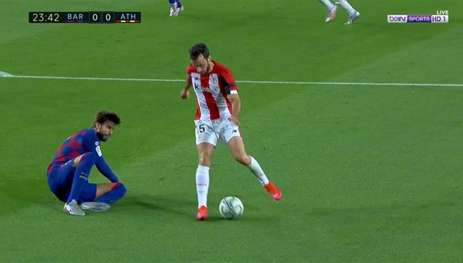 لاعب اتلتيكو بلباو يتلاعب بـ بيكيه ويهدر فرصة هدف امام برشلونة