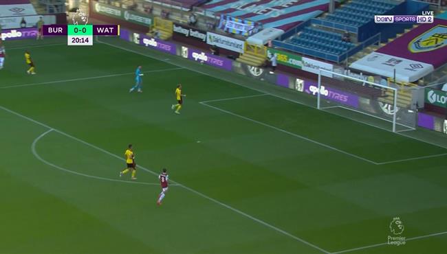 الكرة تعاند بيرنلي امام واتفورد في الدوري الانجليزي