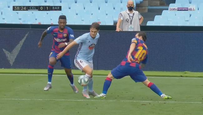 دينيس سواريز يراوغ ميسي وفيدال في مباراة برشلونة وسيلتا فيجو