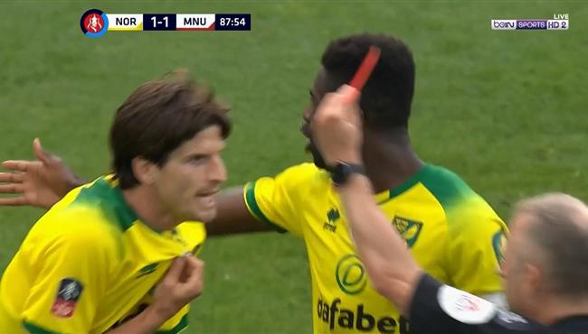 طرد لاعب نوريتش سيتي امام مانشستر يونايتد بكاس الاتحاد الانجليزي
