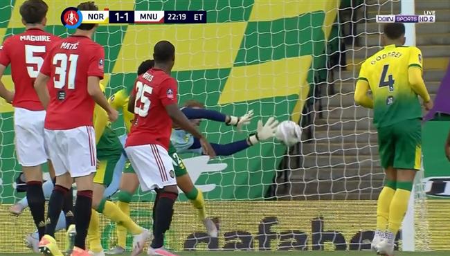 تصدي رائع من كارول يحرم ماجواير من تسجيل هدف في مباراة مانشستر يونايتد ونوريتش