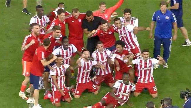 احتفالات كوكا ولاعبي اولمبياكوس بعد التتويج بالدوري اليوناني