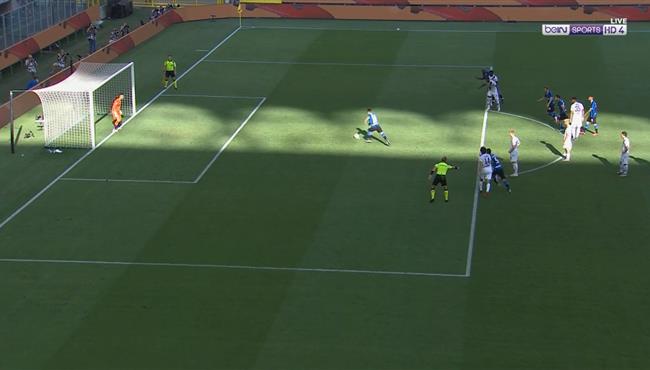 حارس بولونيا يتصدي لركلة جزاء من لاوتارو مارتينيز في الدوري الايطالي