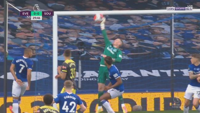 تصدي بيكفورد الرائع والعارضه يحرمان انجز من هدف محقق لساوثهامبتون