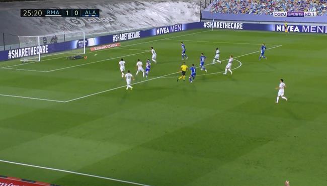 تصدي كورتوا يحرم لاعب ديبورتيفو الافيس من تسجيل هدف التعادل مع ريال مدريد