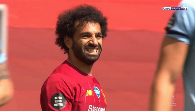 مدافع بيرنلي يمنع محمد صلاح من تسجيل الهدف الاول لليفربول